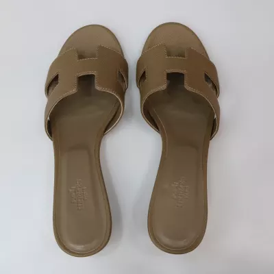 CK18 etoupe epsom oasis sandal size 39 with heel