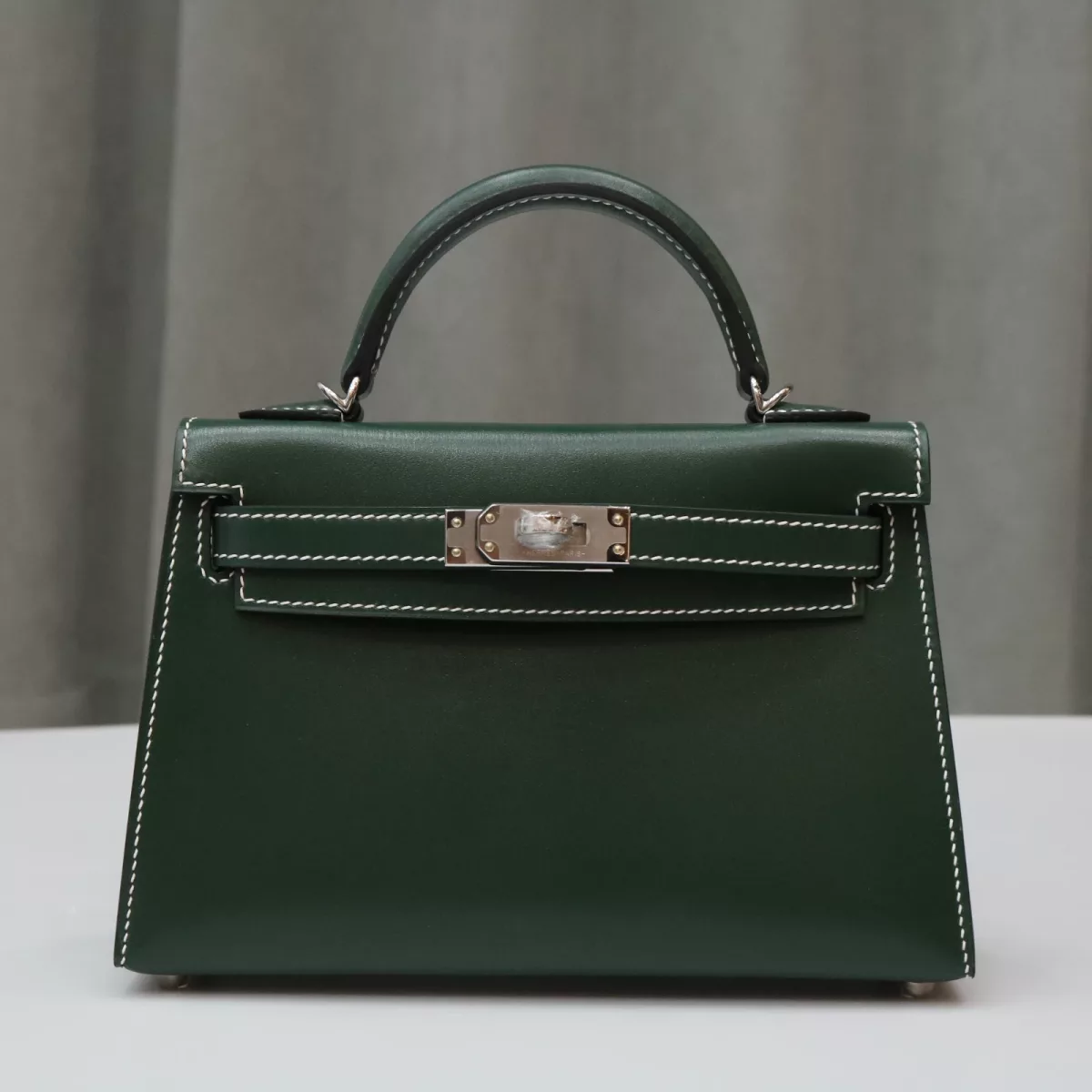 67 Vert Fonce box calf Kelly Mini II Phw with contrast stitching