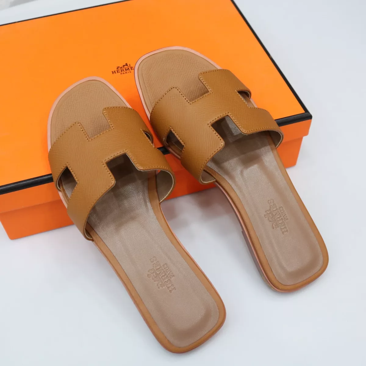 C37 Gold epsom oran sandal size 35 flat