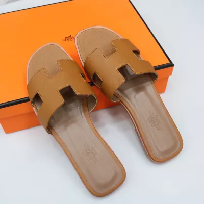 C37 Gold epsom oran sandal size 35 flat